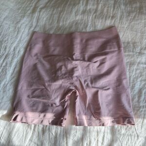 Alphalete Amplify Short 4.5" - Blossom